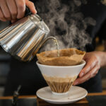 Barista préparant un café V60 avec la bonne mouture