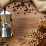 Cafetière Moka et café moulu
